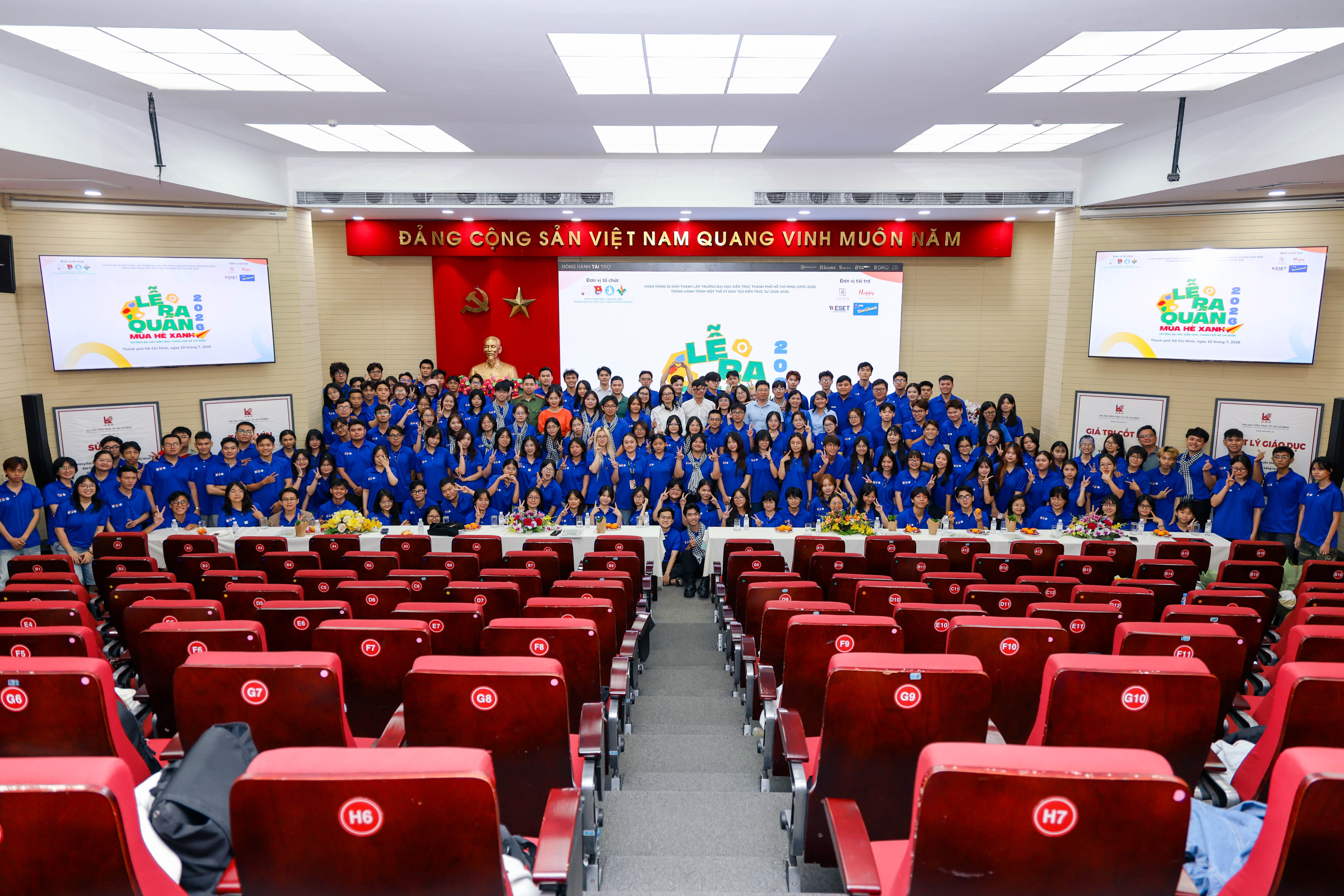 04 sinh viên ưu tú vinh dự được kết nạp Đảng trong Lễ ra quân Chiến dịch tình nguyện Mùa hè xanh 2026: Tuổi trẻ UAH sẵn sàng cống hiến