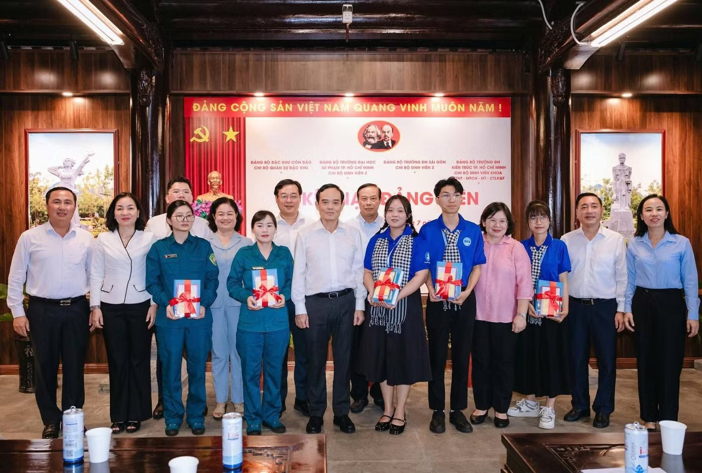 Kết nạp Đảng 5 quần chúng ưu tú tại Đặc khu Côn Đảo