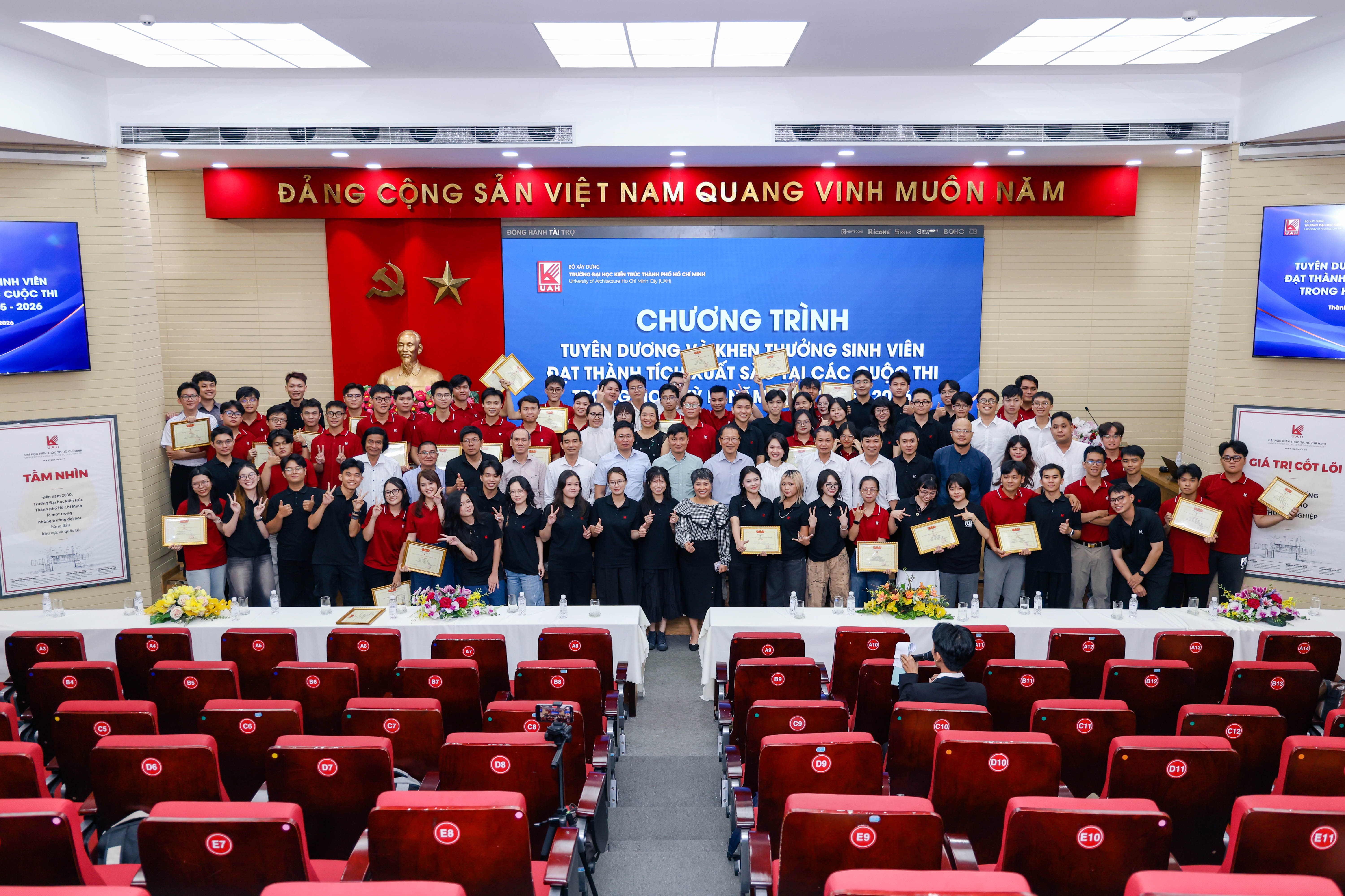 Màu cờ sắc áo UAH trên đấu trường học thuật