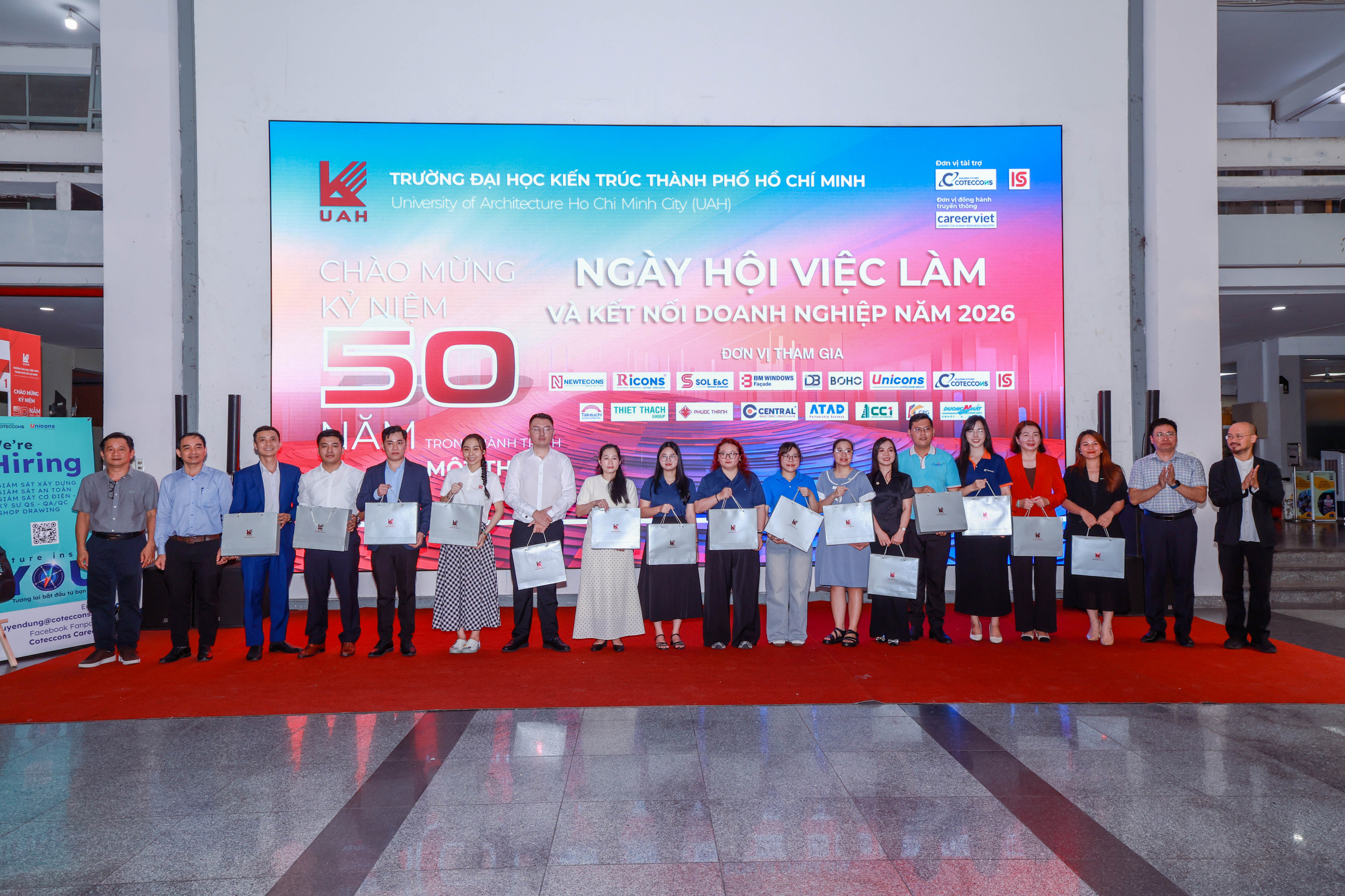 Sự hiện diện của các doanh nghiệp tại ngày hội góp phần mở rộng không gian kết nối nghề nghiệp cho sinh viên UAH