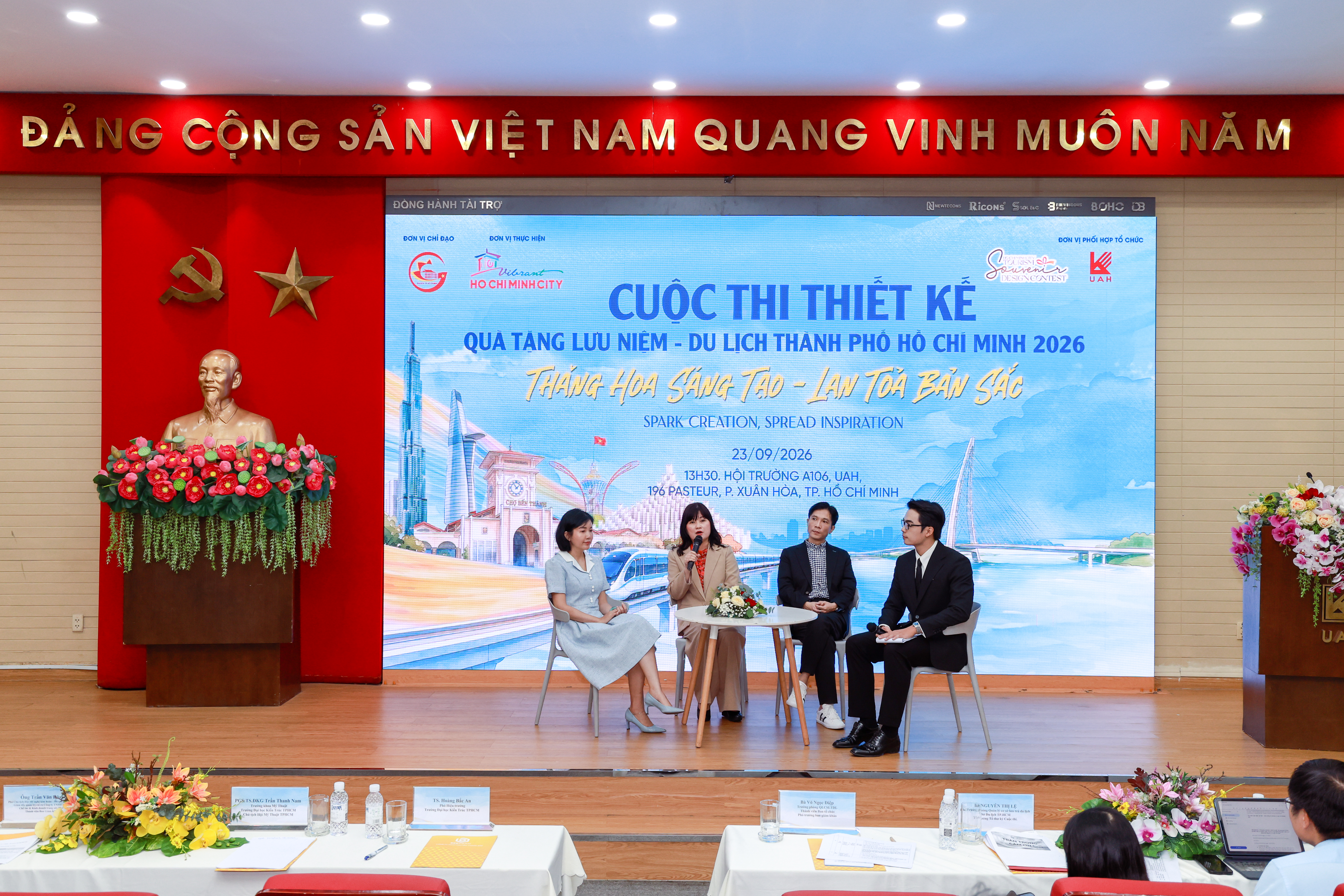 Tọa đàm “Quà tặng lưu niệm du lịch - Tiềm năng, xu hướng và giá trị thương mại” giải đáp các thắc mắc của sinh viên trước đề bài của cuộc thi năm nay