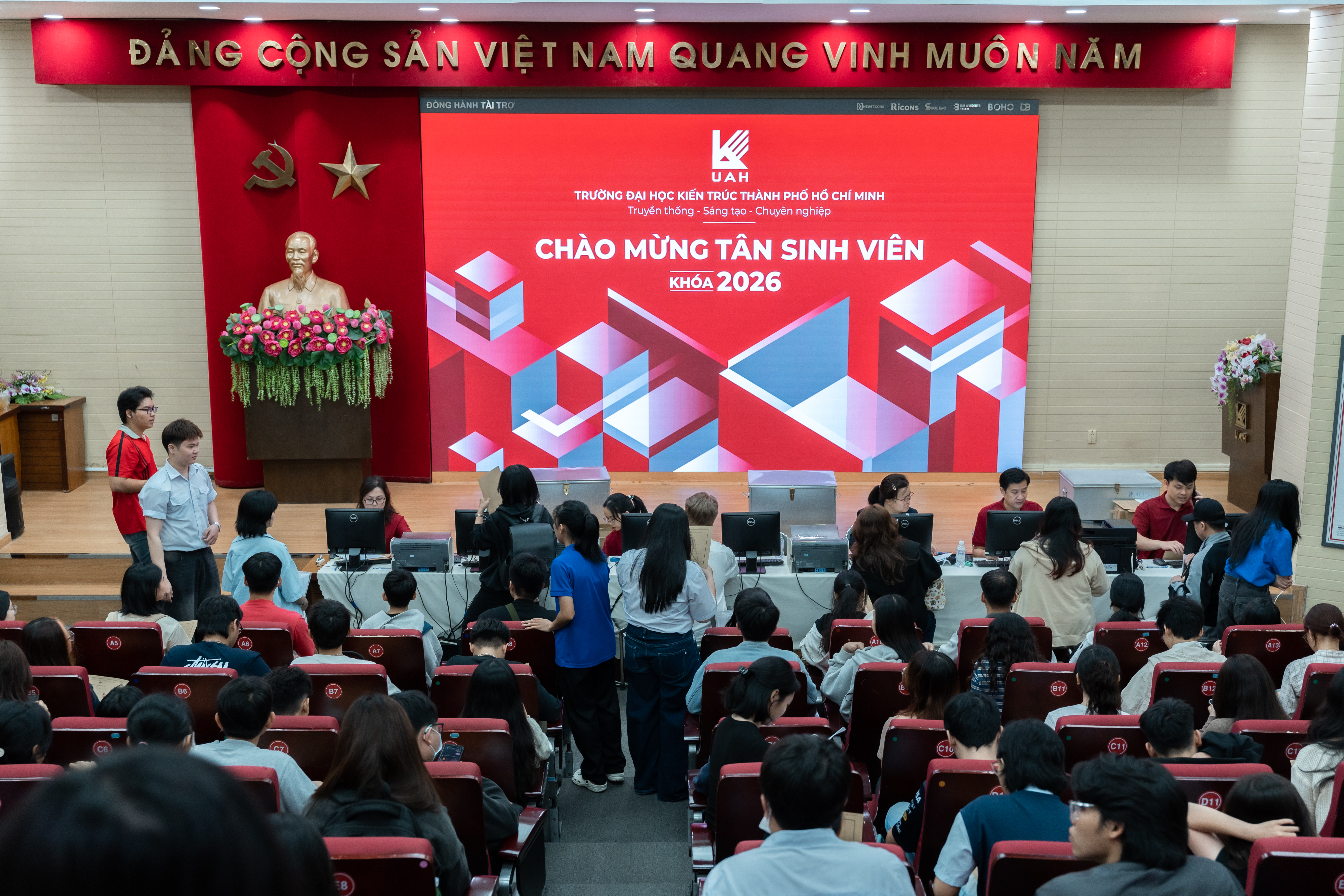 Rộn ràng ngày đầu nhập học của Tân sinh viên khóa 2026