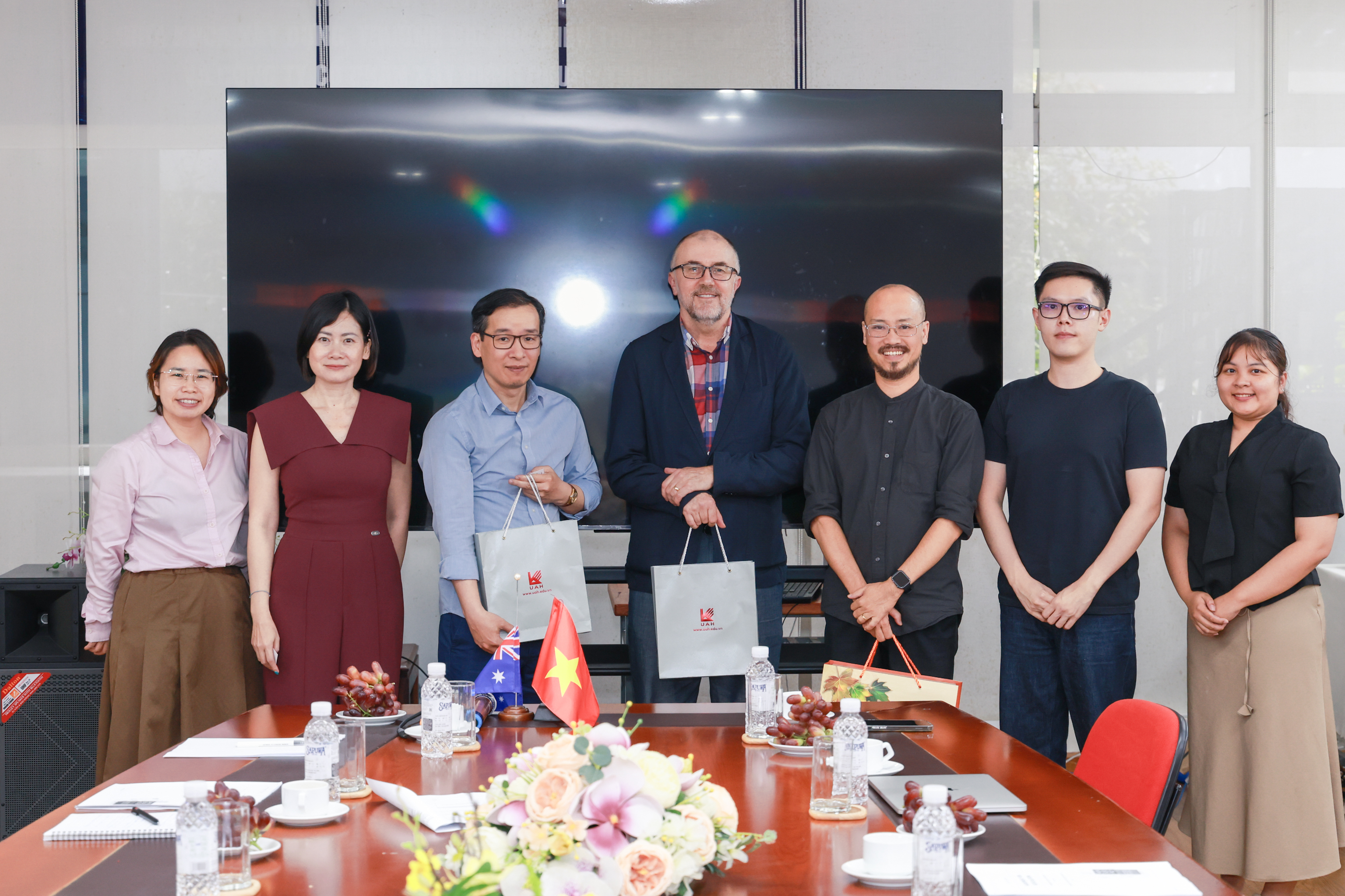 UAH và Đại học Swinburne cập nhật chương trình liên kết, tăng cường hỗ trợ sinh viên chuyển tiếp sang Úc